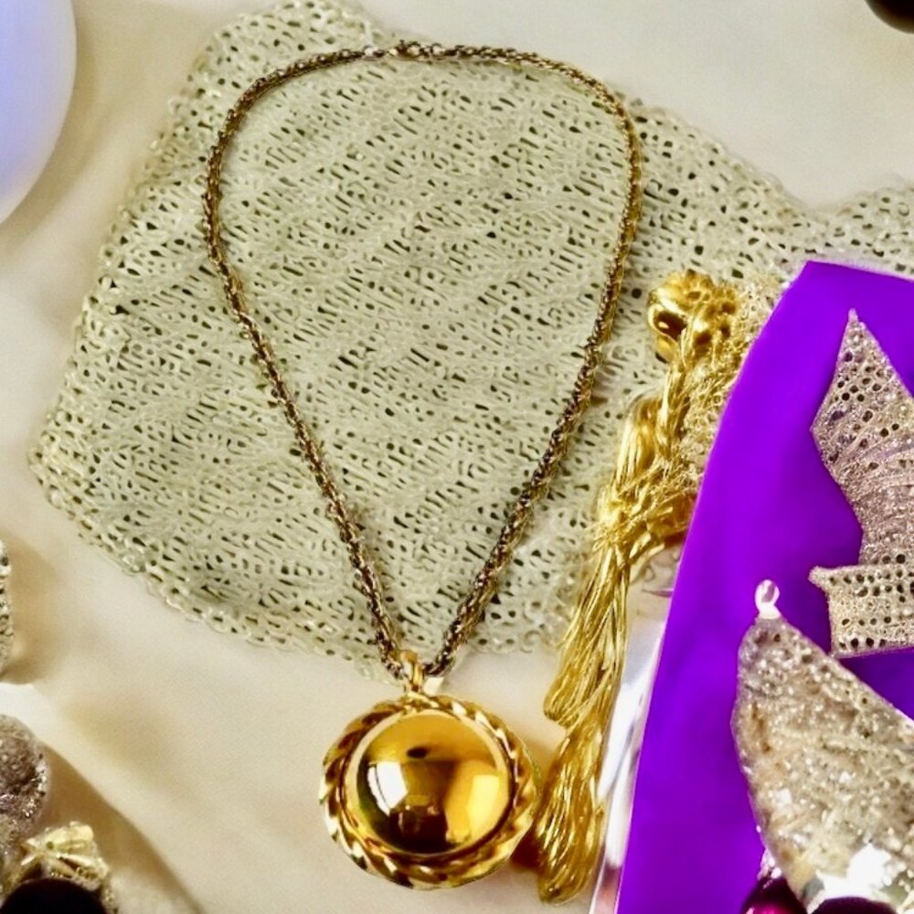 Monet Gold Tone Round Circle Dome Pendant Necklace Twisted Rope Chain Signed